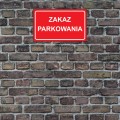 tablica-ostrzegawcza-pvc-zakaz-parkowania-wizualizacja-ciemna-sciana