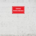 tablica-ostrzegawcza-pvc-zakaz-parkowania-wizualizacja-jasna-sciana