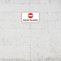 tablica-ostrzegawcza-pvc-zakaz-wjazdu-wizualizacja-jasna-sciana