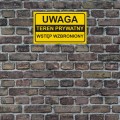 tablica-informacyjna-uwaga-teren-prywatny-wstep-wzbroniony-wizualizacja-ciemna-sciana