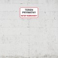 tablica-informacyjna-pvc-teren-prywatny-wstep-wzbroniony-wizualizacja-jasna-sciana