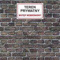 tablica-informacyjna-pvc-teren-prywatny-wstep-wzbroniony-wizualizacja-ciemna-sciana