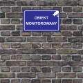 tabliczka-informacyjna-obiekt-monitorowany-wizualizacja-ciemna-sciana