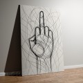 Obraz-na-plotnie-raw-trace-czarny-bialy-motyw-dloni-wizualizacja-2-oparty-o-szara-scaine-bok-60-40-cm