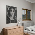 Obraz-na-płotnie-monochrome-odcienie-szarosci-czarny-bialy-motyw-kobiety-wizualizacja-3-na-szarej-scienie-bok-60-40-cm