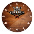 szklany-zegar-scienny-do-pizzerii-pizza-logo-na-drewnie.webp