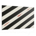 obraz-abstrakcyjny-czarno-białe-pasy-z-czerwonymi-akcentami-black-white-line-60-40-cm