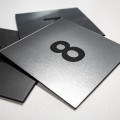 oznaczniki-numery-na-drzwi-laminat-srebrny-szczotkowany