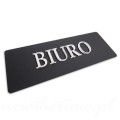 tabliczka-biuro-zloty-napis-plexi-czarny-mat