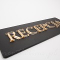 czarna-matowa-tabliczka-zloty-napis-recepcja