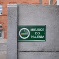 Zielona tablica miejsce do palenia z białym piktogramem