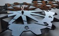 zegar-scienny-motyw-mechanizmu-czarny-design